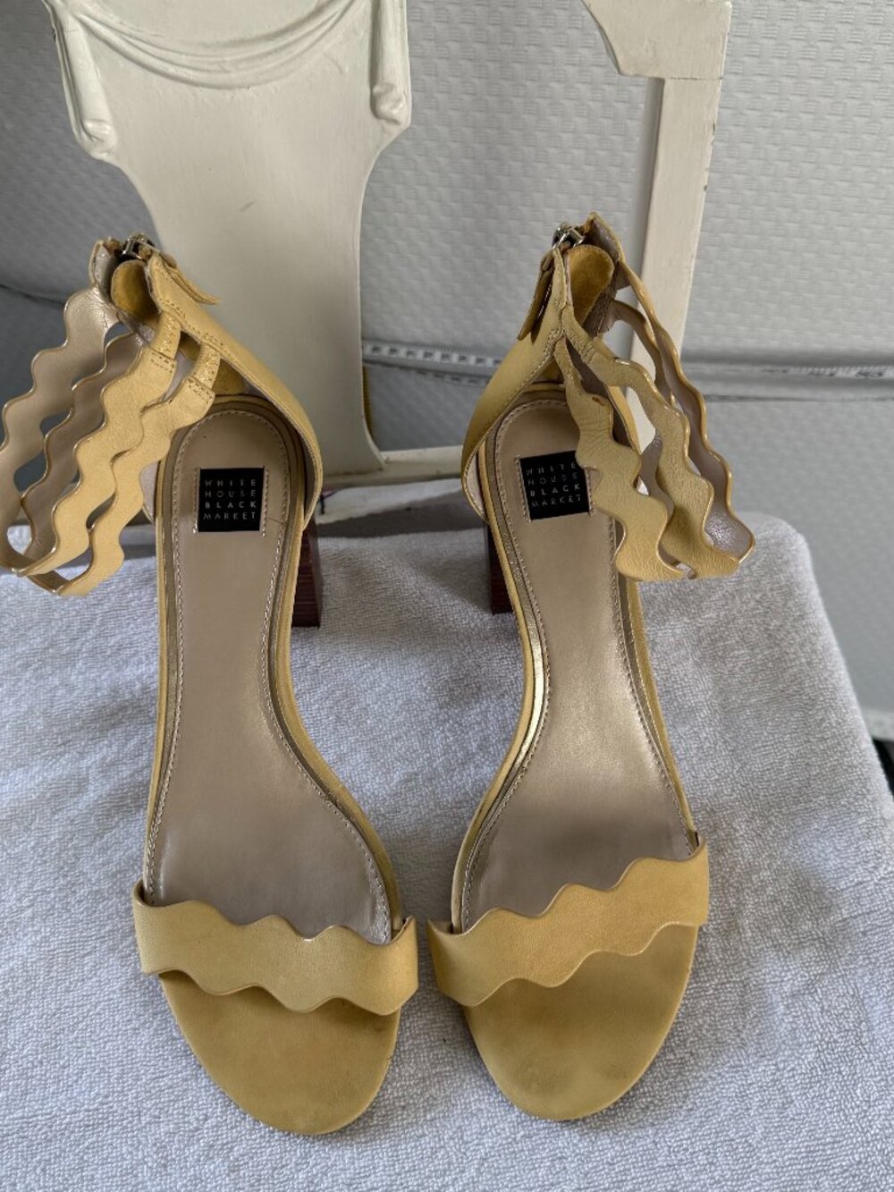 WHITE HOUSE BLACK MARKET YELLOW LEATHER SANDALS SIZE 9.5
